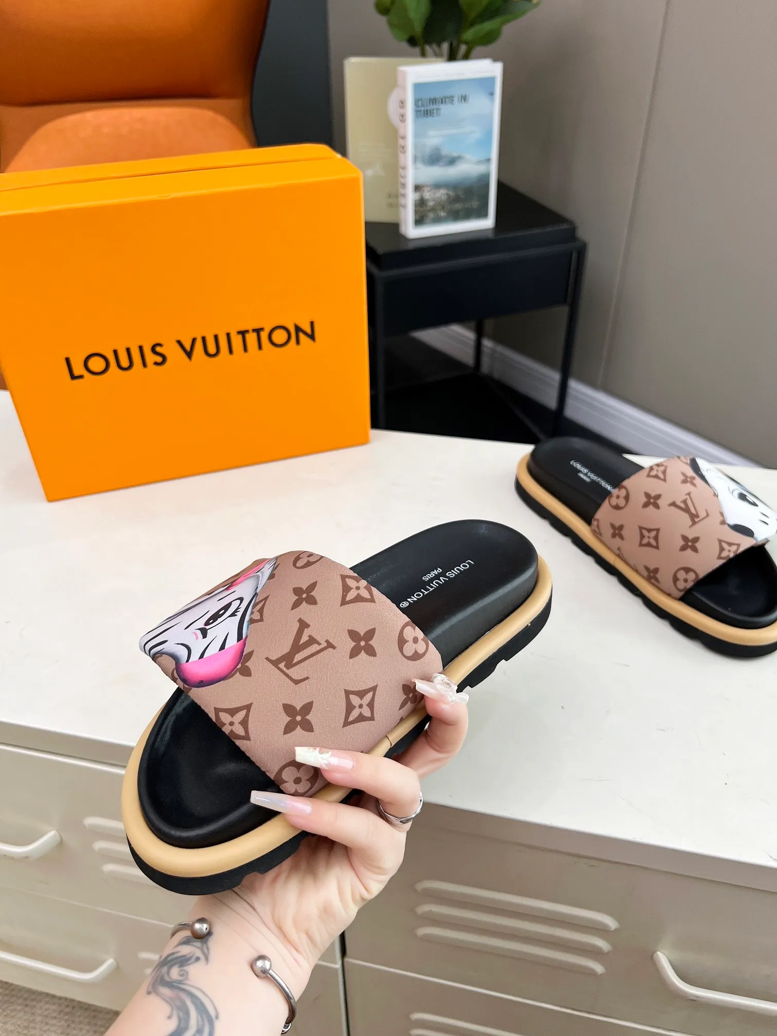 👟👟Ex-factory price 360👟👟 lv donkey brand l home 2024 hot style embossed logo embossed sandals This ol low comfort flat sandals are made of technical fabrics and use high-frequency embossing technology to reinterpret the monogram pattern. Soft padded upper with adjustable Velcro, comfortable and tough insole adds harmonious color ▪️Fabric: Original customized technical fabric ▪️Lining: soft sheepskin lining ▪️Sole: Original open-molded rubber foam outsole Color: .yellow.black▪️
